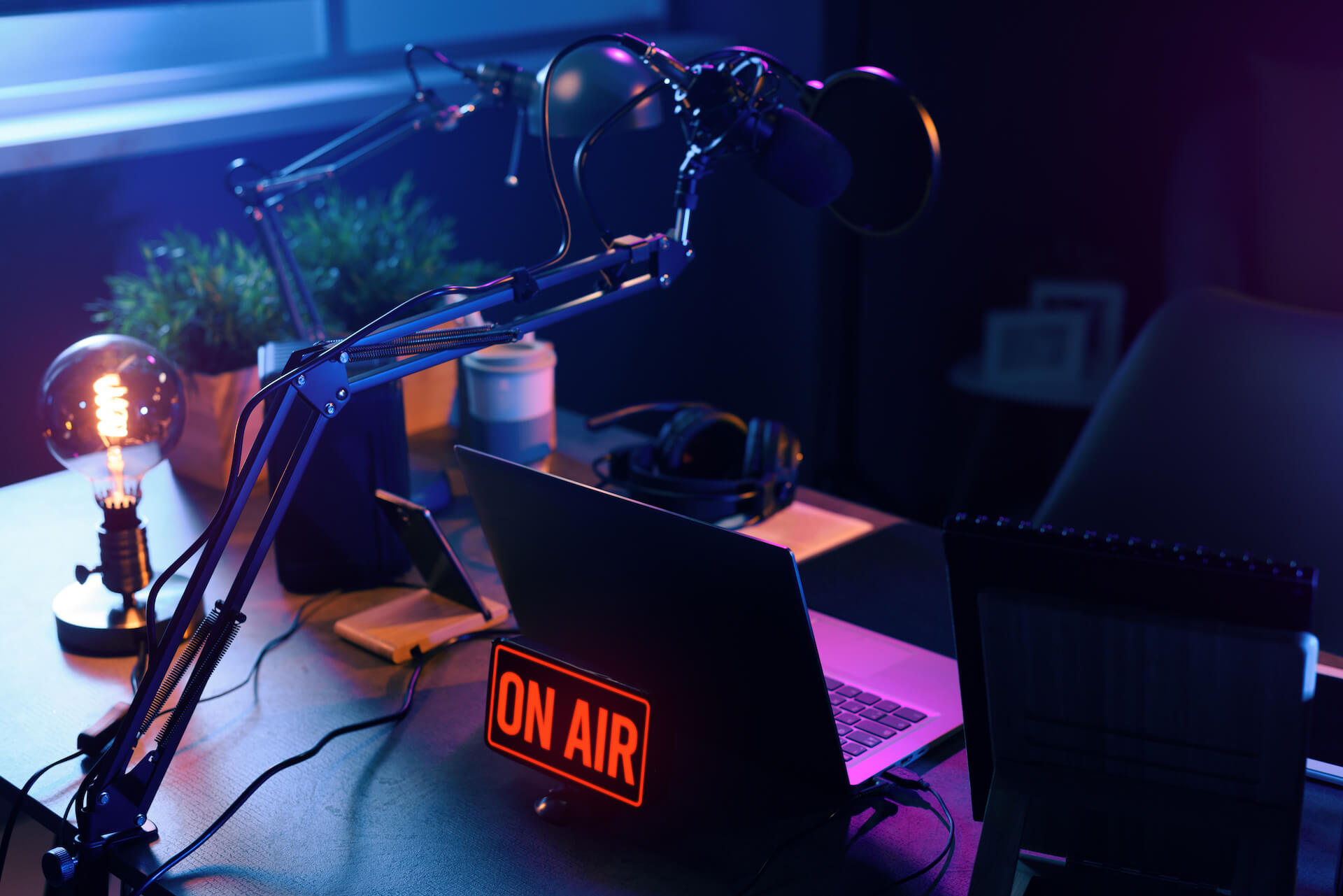 live-online-radio-station-with-on-air-sign-9DJ9VUB_ live-online-radio-station-with-on-air-sign-9DJ9VUB_